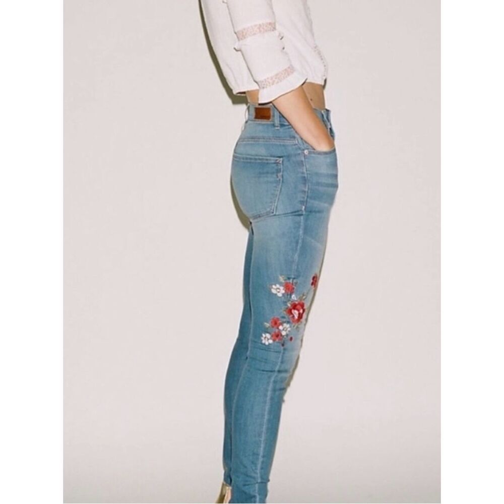 Express  Embroidered Skinny Leg High rise Stretchy Jeans(Size 8)